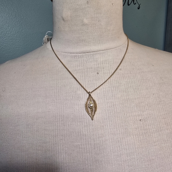 Sarah Coventry Dainty Necklace and Earrings Set - Picture 6 of 7